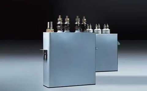 電容器在直流電路中起什么作用？