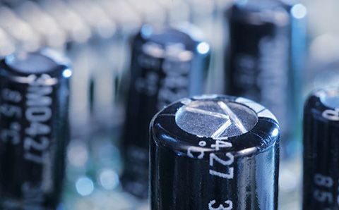 哪些材料會影響超級電容器的性能？