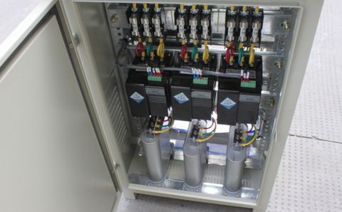 如何快速識(shí)別電容器組中有故障的低壓電容器？